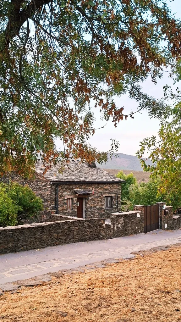 Fachada de la casa rural La Abejera vista desde la calle en Campillo de Ranas